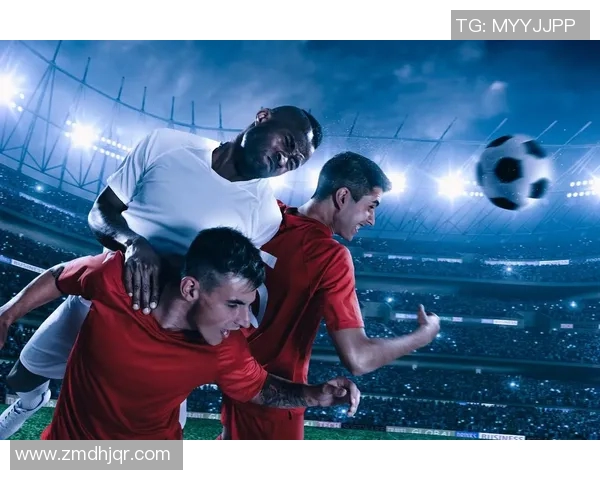 绿茵场上追逐梦想的球星背影展现激情与力量