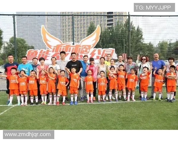 足球少年与偶像同框合影 梦想起航的珍贵瞬间